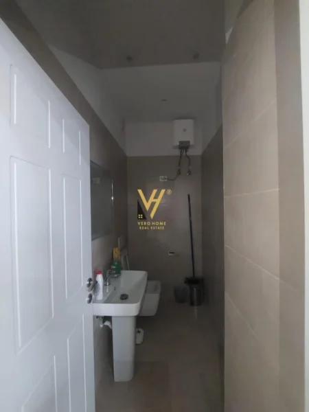 Tirane, jepet me qera dyqan Kati 0, 35 m² 400 € (DONIKA CENTER)