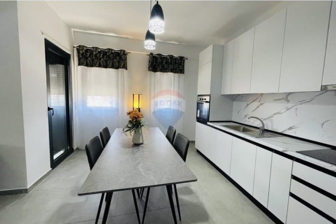 Tirane, jepet me qera apartament 2+1 , 106 m² 600 € 