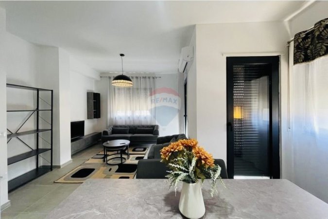 Tirane, jepet me qera apartament 2+1 , 106 m² 600 € 