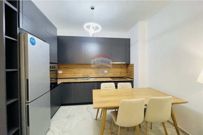 Tirane, jepet me qera apartament 2+1 , 107 m² 600 € 