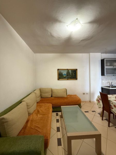 Tirane, jepet me qera apartament 2+1+Aneks+Ballkon Kati 2, 600 € (selvia)
