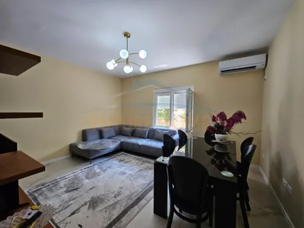 Tirane, jepet me qera apartament 2+1+Ballkon Kati 1, 155 m² 1.200 € (Pallati i Brigadave)