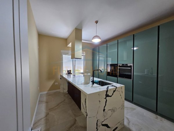 Tirane, jepet me qera apartament 2+1+Ballkon Kati 1, 155 m² 1.200 € (Pallati i Brigadave)