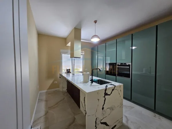 Tirane, jepet me qera apartament 2+1+Ballkon Kati 1, 155 m² 1.200 € (Pallati i Brigadave)