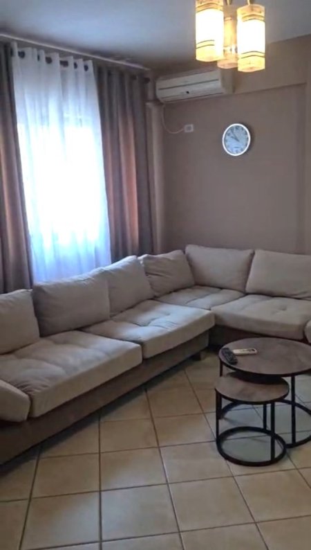 Tirane, jepet me qera apartament 2+1+Ballkon Kati 5, 92 m² 670 € (21 Dhjetori/Rr.Shefqet Musaraj)