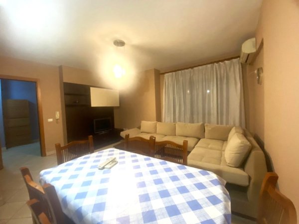 Tirane, jepet me qera apartament 2+1+Ballkon Kati 5, 92 m² 670 € (21 Dhjetori/Rr.Shefqet Musaraj)