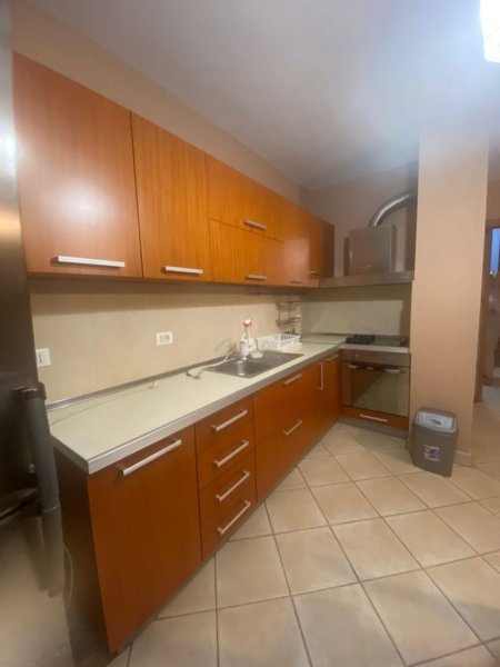 Tirane, jepet me qera apartament 2+1+Ballkon Kati 5, 92 m² 670 € (21 Dhjetori/Rr.Shefqet Musaraj)