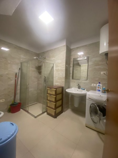 Tirane, jepet me qera apartament 2+1+Ballkon Kati 5, 92 m² 670 € (21 Dhjetori/Rr.Shefqet Musaraj)