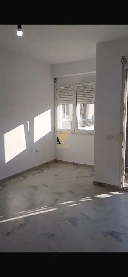 Tirane, jepet me qera zyre Kati 6, 95 m² 600 € (RRUGA NDRE MJEDA)