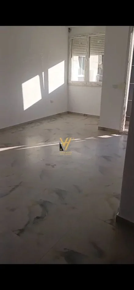 Tirane, jepet me qera zyre Kati 6, 95 m² 600 € (RRUGA NDRE MJEDA)