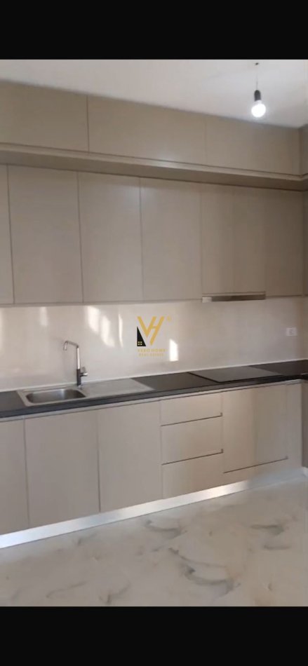 Tirane, jepet me qera zyre Kati 6, 95 m² 600 € (RRUGA NDRE MJEDA)