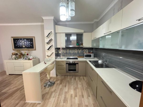 Tirane, jepet me qera apartament 2+1 Kati 7, 105 m² 450 € (Misto Mame)