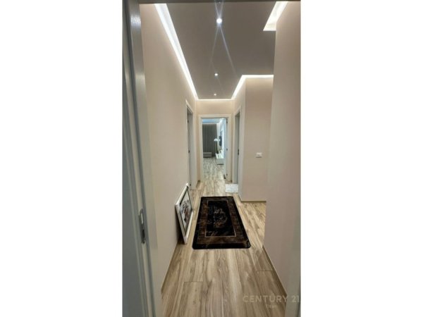 Tirane, jepet me qera apartament 2+1+Aneks+Ballkon Kati 6, 115 m² 800 € (Xhamllik)