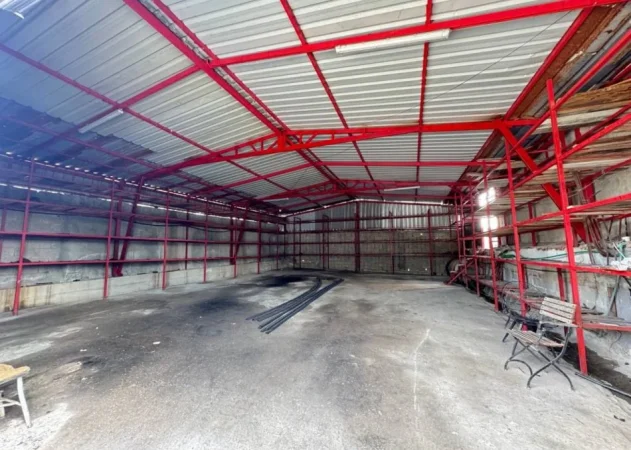 Tirane, jepet me qera magazine Kati 0, 200 m² 1.000 € (Aksi Tirane-Ndroq afer Kombinatit)