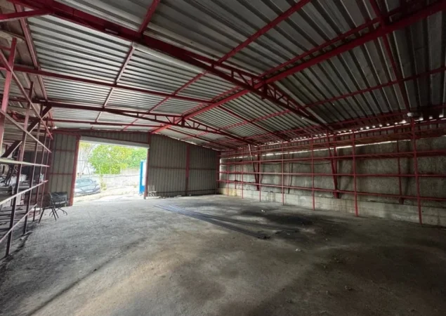 Tirane, jepet me qera magazine Kati 0, 200 m² 1.000 € (Aksi Tirane-Ndroq afer Kombinatit)