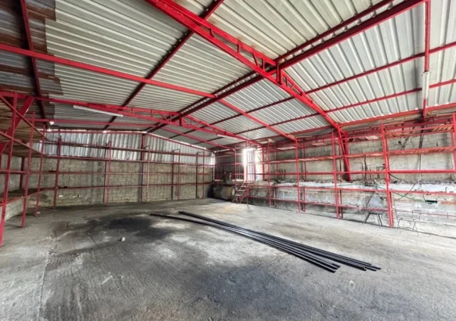 Tirane, jepet me qera magazine Kati 0, 200 m² 1.000 € (Aksi Tirane-Ndroq afer Kombinatit)