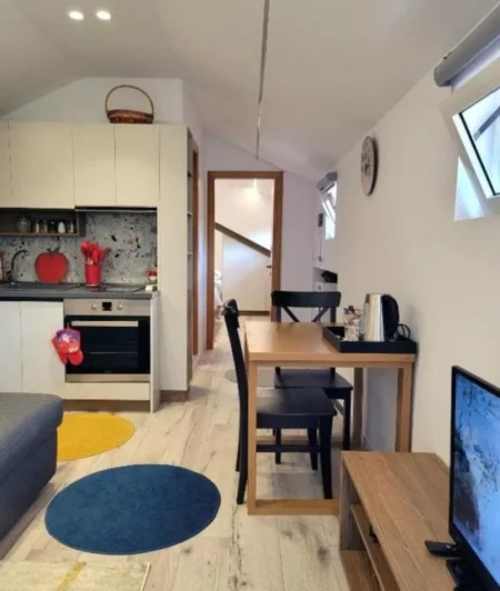 Tirane, jepet me qera apartament 1+1+Ballkon , 45 m² 400 € (Pazari i Ri)