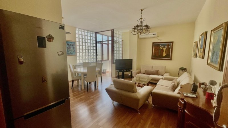 Tirane, jepet me qera apartament 1+1+Aneks+Ballkon Kati 3, 80 m² 650 €