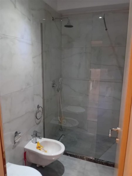 Tirane, jepet me qera apartament 1+1+Ballkon Kati 5, 72 m² 560 € (Rruga Irfan Tomini)