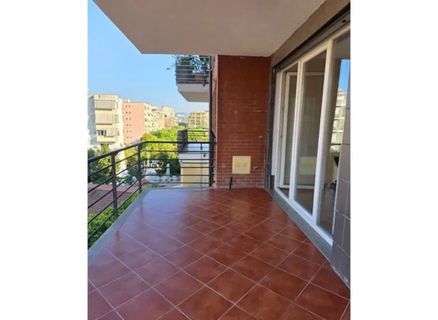 Tirane, jepet me qera apartament 1+1+Ballkon , 70 m² 550 € (Hoxha Tahsim)