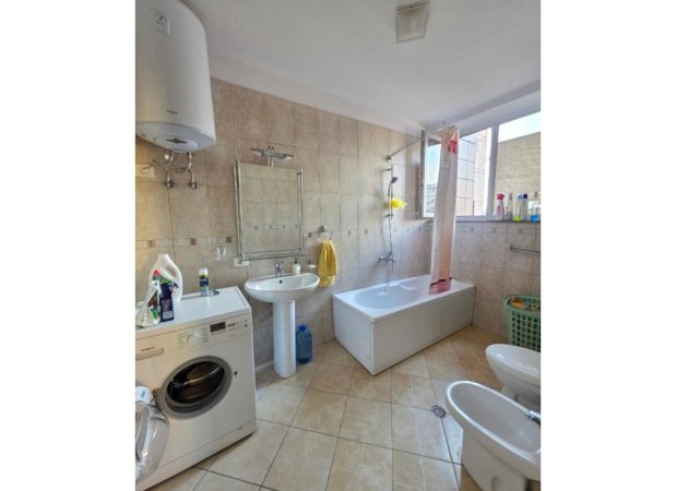 Tirane, jepet me qera apartament 1+1+Ballkon , 70 m² 550 € (Hoxha Tahsim)