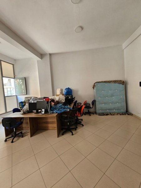 Tirane, jepet me qera ambjent biznesi Kati 1, 57 m² 700 € (RRUGA TOM PLEZHA)