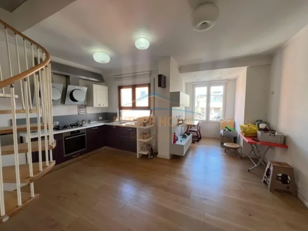 Tirane, jepet me qera apartament duplex 3+1+Ballkon Kati 2, 108 m² 800 € 