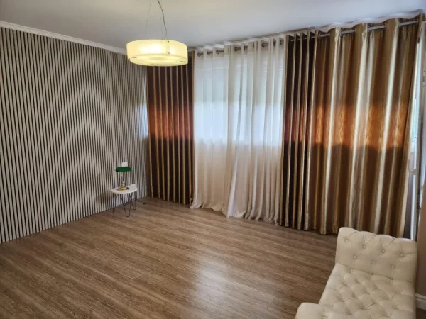Tirane, jepet me qera Vile 3+1 , 700 m² 2.000 € 
