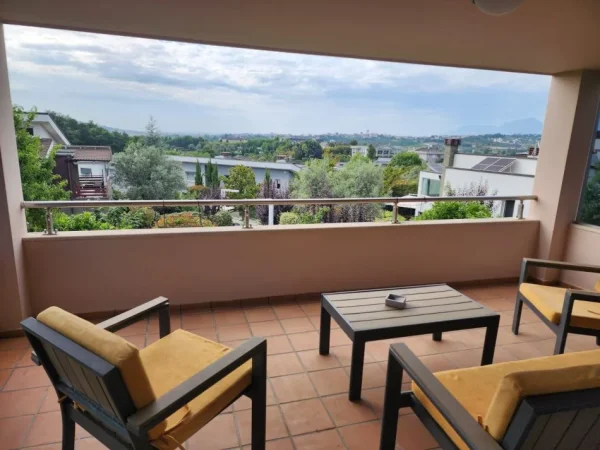 Tirane, jepet me qera Vile 3+1 , 700 m² 2.000 € 
