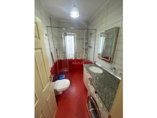 Tirane, jepet me qera apartament 1+1 Kati 1, 56 m² 500 € (Rr. Elbasanit)