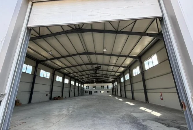 Tirane, jepet me qera magazine Kati 0, 550 m² 2.000 € (VORE)