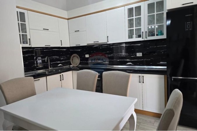 Tirane, jepet me qera apartament 2+1+Ballkon Kati 5, 125 m² 1.000 € (Kompleksi Delijorgji)