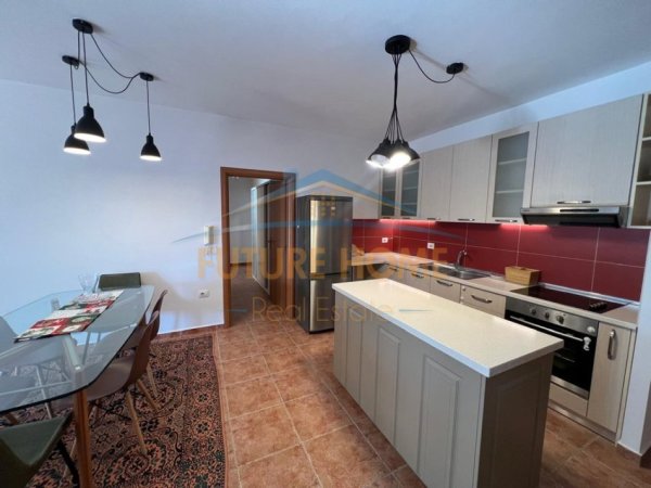Tirane, jepet me qera apartament 2+1 Kati 5, 106 m² 1.000 € (Rruga Kavajes)