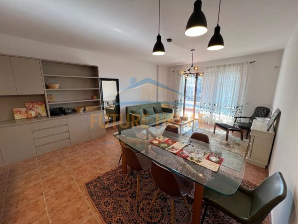Tirane, jepet me qera apartament 2+1 Kati 5, 106 m² 1.000 € (Rruga Kavajes)