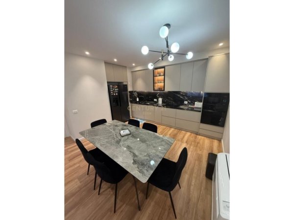 Tirane, jepet me qera apartament 3+1+Aneks+Ballkon Kati 5, 151 m² 1.200 € (Xhamllik)