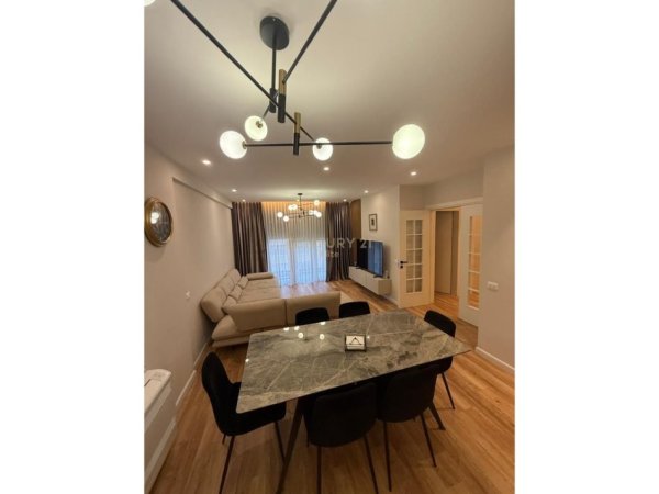 Tirane, jepet me qera apartament 3+1+Aneks+Ballkon Kati 5, 151 m² 1.200 € (Xhamllik)