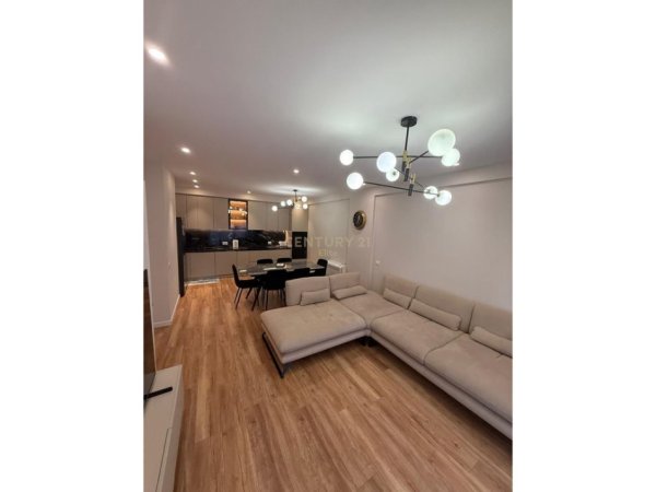 Tirane, jepet me qera apartament 3+1+Aneks+Ballkon Kati 5, 151 m² 1.200 € (Xhamllik)