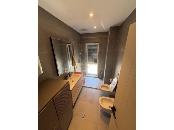 Tirane, jepet me qera apartament 3+1+Aneks+Ballkon Kati 5, 151 m² 1.200 € (Xhamllik)