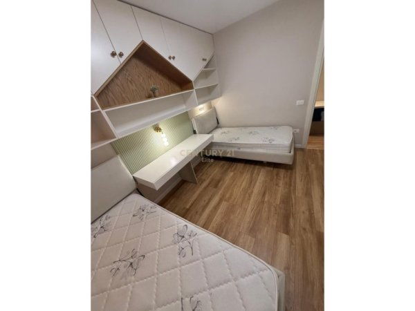 Tirane, jepet me qera apartament 3+1+Aneks+Ballkon Kati 5, 151 m² 1.200 € (Xhamllik)
