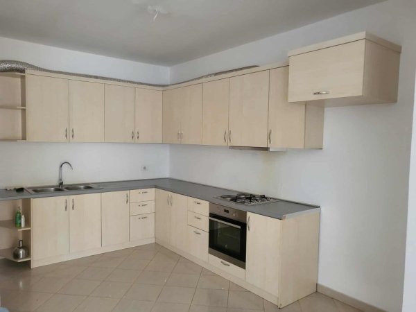 Tirane, jap me qera apartament 3+1+Aneks+Ballkon Kati 6, 250 m² 350 € (Tek Fizika Berthamore)