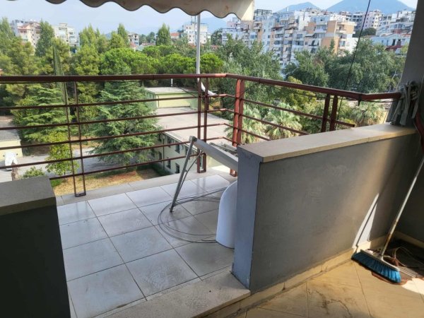 Tirane, jap me qera apartament 3+1+Aneks+Ballkon Kati 6, 250 m² 350 € (Tek Fizika Berthamore)