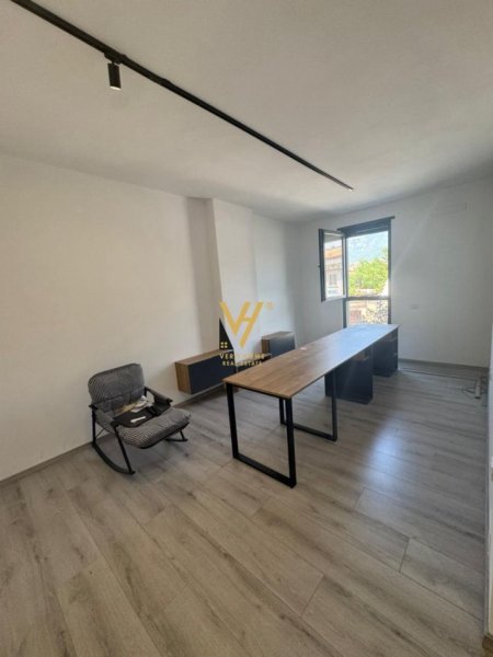 Tirane, jepet me qera zyre Kati 1, 55 m² 350 € (MATERNITETI I RI)