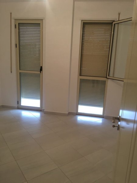 Tirane, jap me qera per zyre, apartament Kati 3, 96 m² 50.000 Leke (Ne fund te rruges Don Bosko, kompleksi perball Di Bosko.)