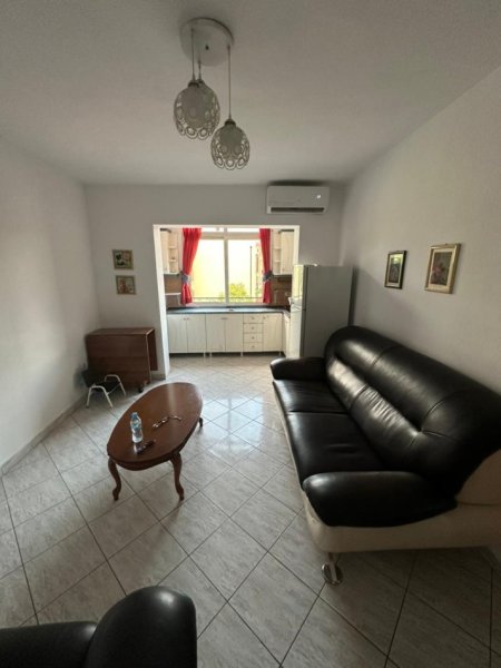 Tirane, jap me qera apartament 2+1 Kati 4, 65 m² 400 € (Rruga e Manastirit, mrapa shkolles Cajupi)