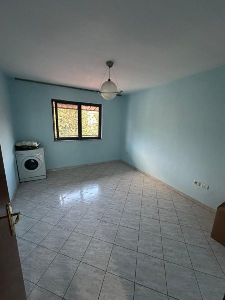 Tirane, jap me qera apartament 2+1 Kati 4, 65 m² 400 € (Rruga e Manastirit, mrapa shkolles Cajupi)