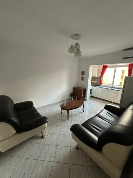 Tirane, jap me qera apartament 2+1 Kati 4, 65 m² 400 € (Rruga e Manastirit, mrapa shkolles Cajupi)