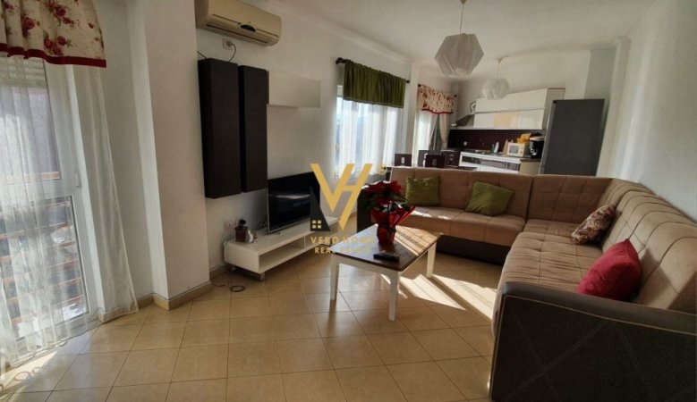Tirane, jepet me qera apartament 2+1+Ballkon Kati 4, 110 m² 550 € (ALI DEMI)