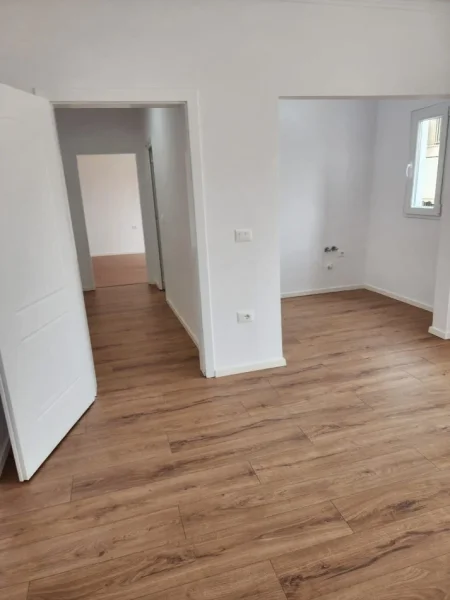 Tirane, shitet apartament 1+1+Ballkon Kati 4, 51 m² 95.000 € (PORCELAN)