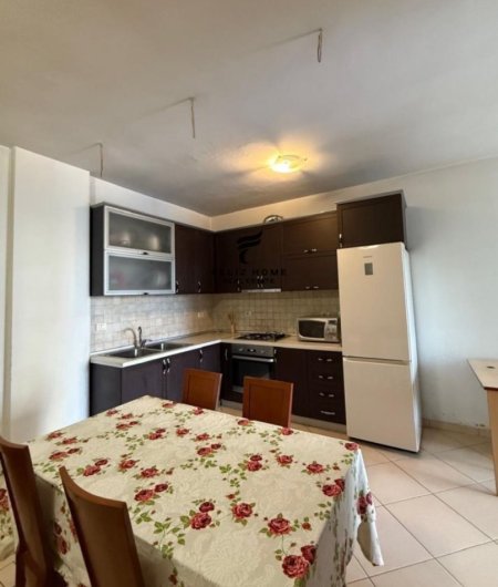 Tirane, jepet me qera apartament 2+1 Kati 1, 90 m² 600 € (RRUGA BARRIKADAVE)