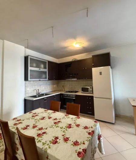 Tirane, jepet me qera apartament 2+1 Kati 1, 90 m² 600 € (RRUGA BARRIKADAVE)